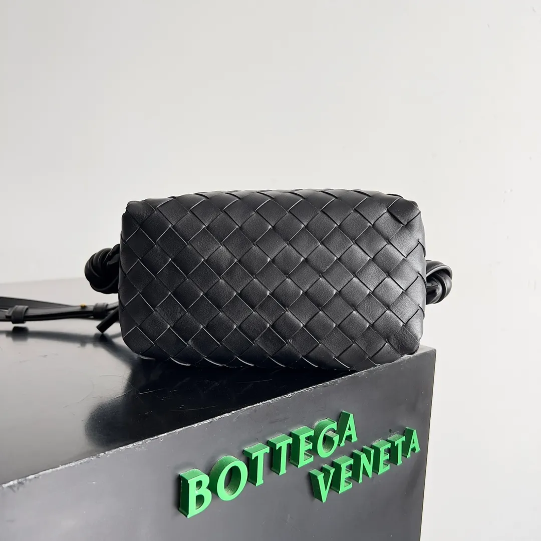 Batch 1360 BOTTEGA VENETA 2024 new loop is here! ! Many girls who like BV have owned the Loop bag. It has a simple appearance, classic weaving, and a compact and lightweight bag shape. This innovation continues the "camera bag" shape. Unlike the traditional Loop bag, which can only be worn as a crossbody bag, this innovation It can be carried by hand or cross-body, satisfying both the concave shape and daily needs. The oversized buckle can be folded and used as a handle. The sultry heat in summer ☀️ usually reduces people's desires. Having a lightweight bag will greatly enhance the happiness of traveling🫧 Style number: 796615 Size: 19*12*9cm